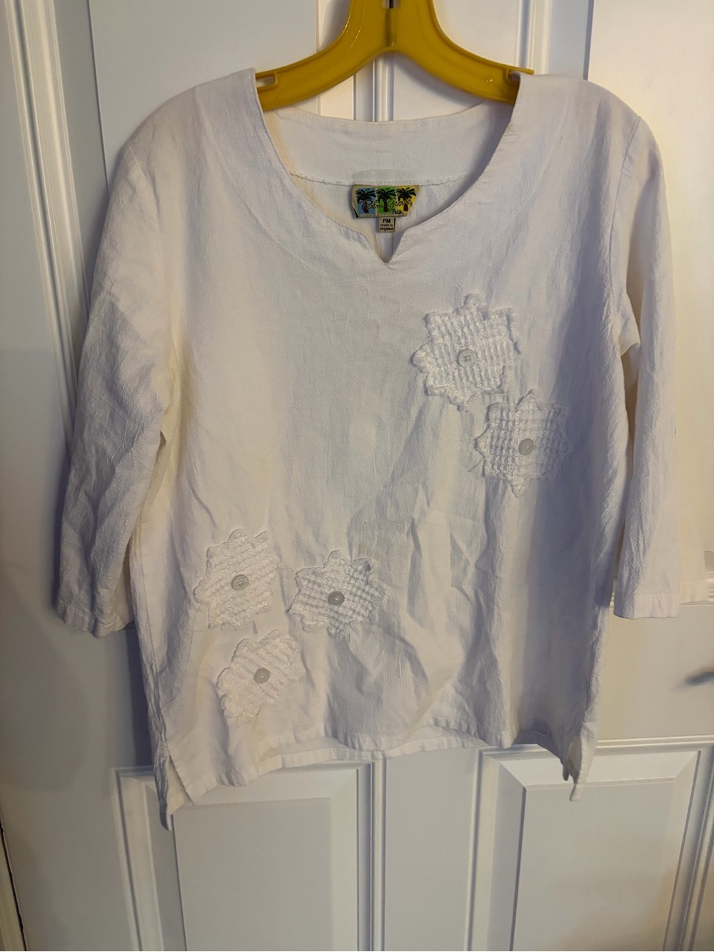 Woman’s vintage ' White Embroidered Flower Cotton Top